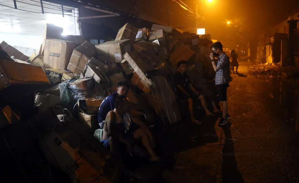 Người dân xung quanh khu vực đám cháy thức trắng đêm để trông đồ đạc, tài sản. (Ảnh: Huy Hùng/TTXVN)