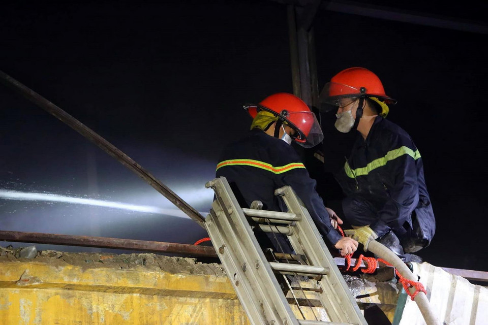 Lực lượng phòng cháy chữa cháy vẫn đang nỗ lực tiếp cận để làm nguội các khu vực có nguy cơ tái bùng phát. (Ảnh: Thành Đạt/TTXVN)