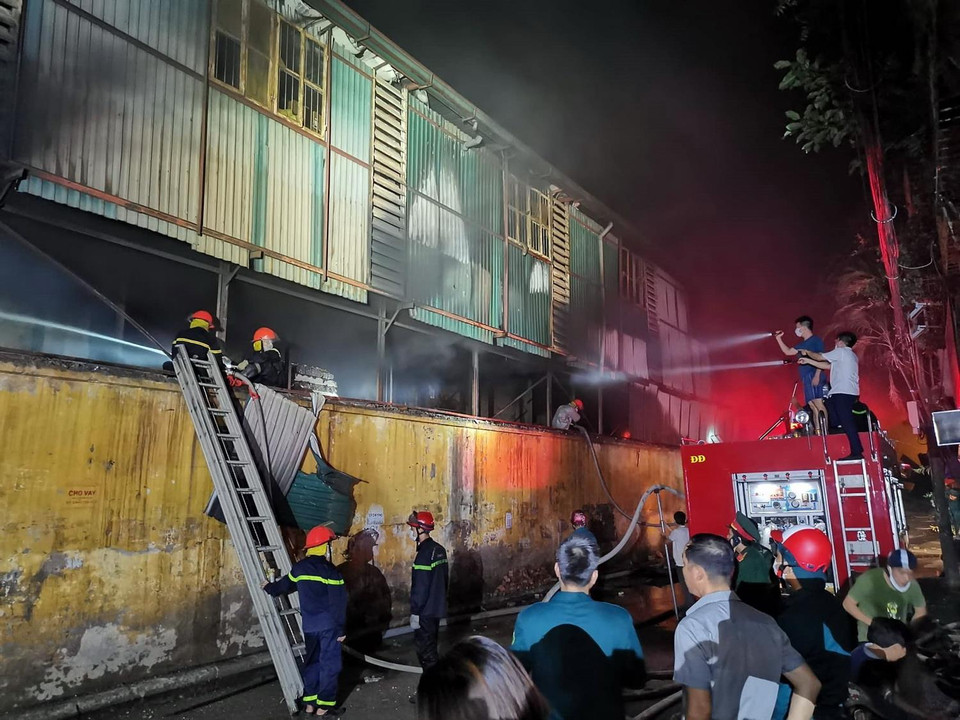 Lực lượng phòng cháy chữa cháy vẫn đang nỗ lực tiếp cận để làm nguội các khu vực có nguy cơ bùng phát. (Ảnh: Thành Đạt/TTXVN)