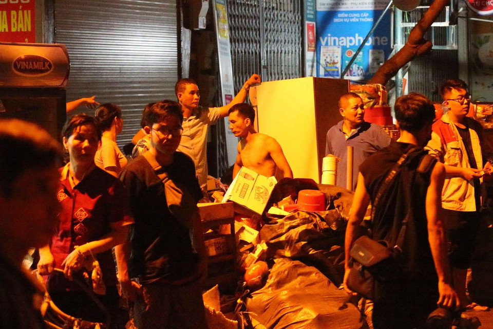 Người dân thức trắng đêm trông coi tài sản. (Ảnh: Doãn Tấn/TTXVN)