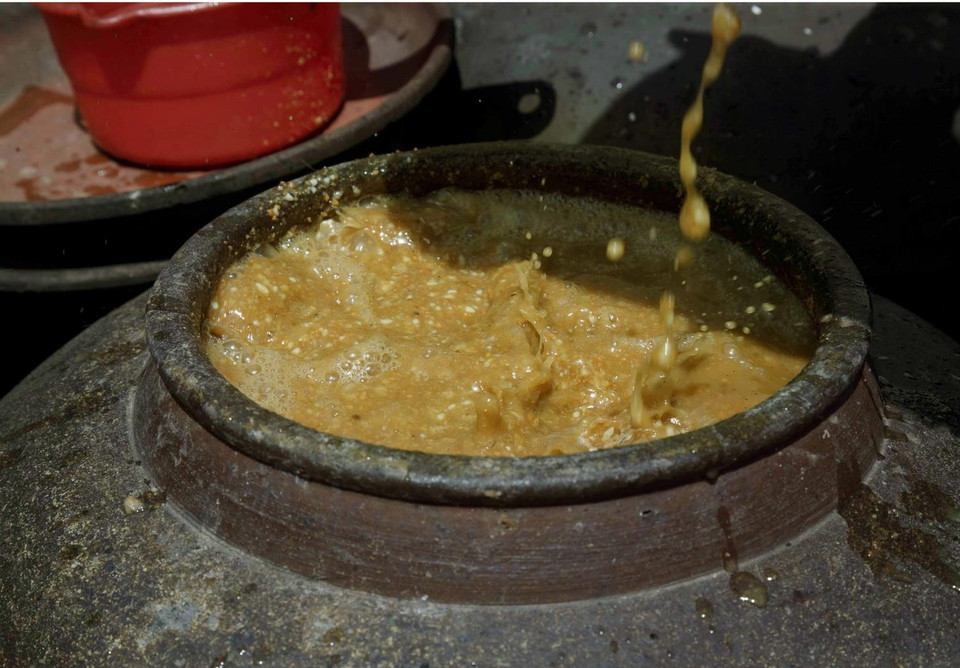 Tương ngọt sánh, màu vàng sậm như mầu mật ong là tương đã ngấu. (Ảnh: Phạm Kiên/TTXVN)