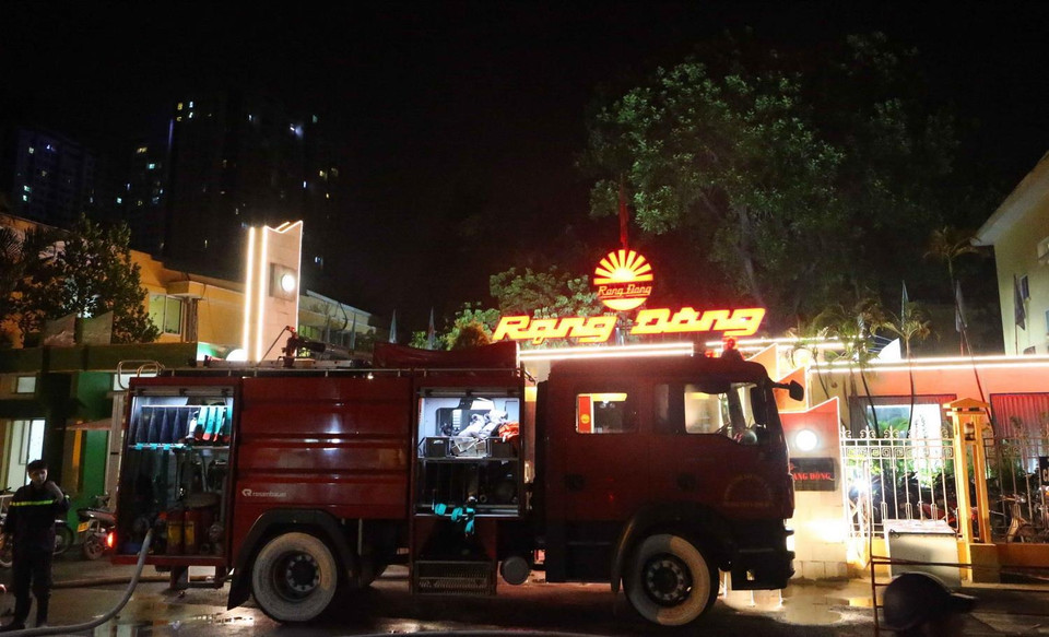 Xe cứu hỏa vẫn túc trực bên ngoài Công ty Bóng đèn phích nước Rạng Đông. (Ảnh: Doãn Tấn/TTXVN)