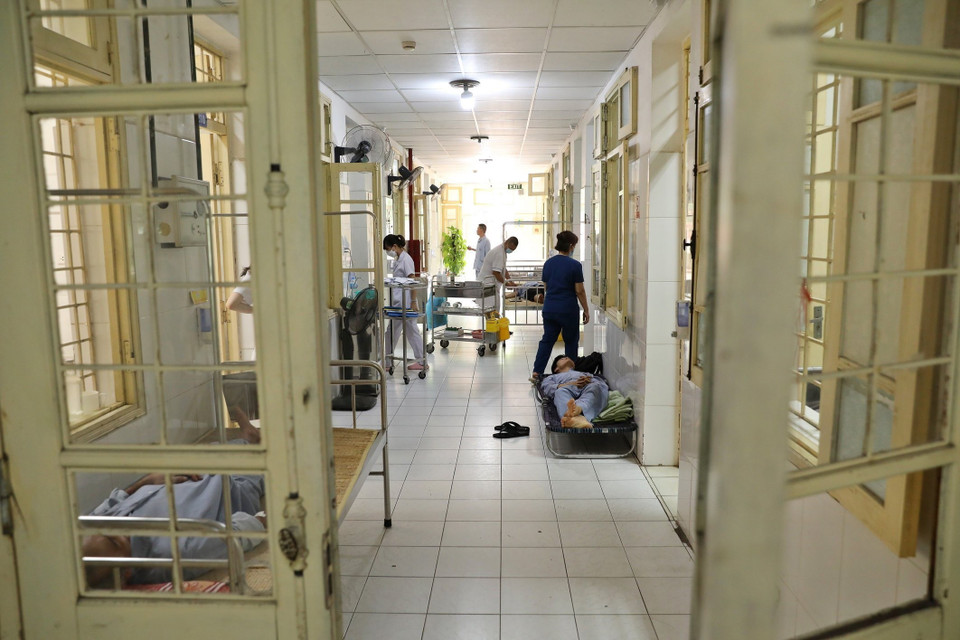 Bệnh nhân mắc sốt xuất huyết đang điều trị tại bệnh viện Đa khoa Đống đa (Hà Nội). (Ảnh: Minh Quyết/TTXVN)