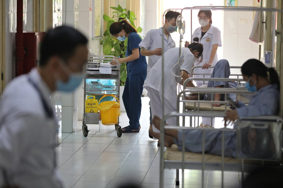 Bệnh nhân mắc sốt xuất huyết đang điều trị tại bệnh viện Đa khoa Đống đa (Hà Nội). (Ảnh: Minh Quyết/TTXVN)