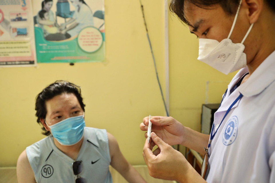 Bệnh nhân có triệu chứng sốt, mẩn đỏ dưới da đến khám tại khoa Truyền nhiễm, bệnh viện đa khoa Đống Đa (Hà Nội). (Ảnh: Minh Quyết/TTXVN)