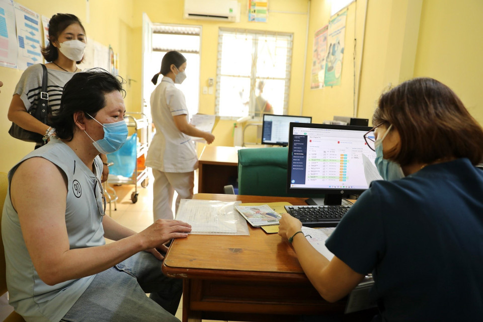 Bác sĩ khám cho bệnh nhân tại khoa Truyền nhiễm, bệnh viện đa khoa Đống Đa (Hà Nội). (Ảnh: Minh Quyết/TTXVN)