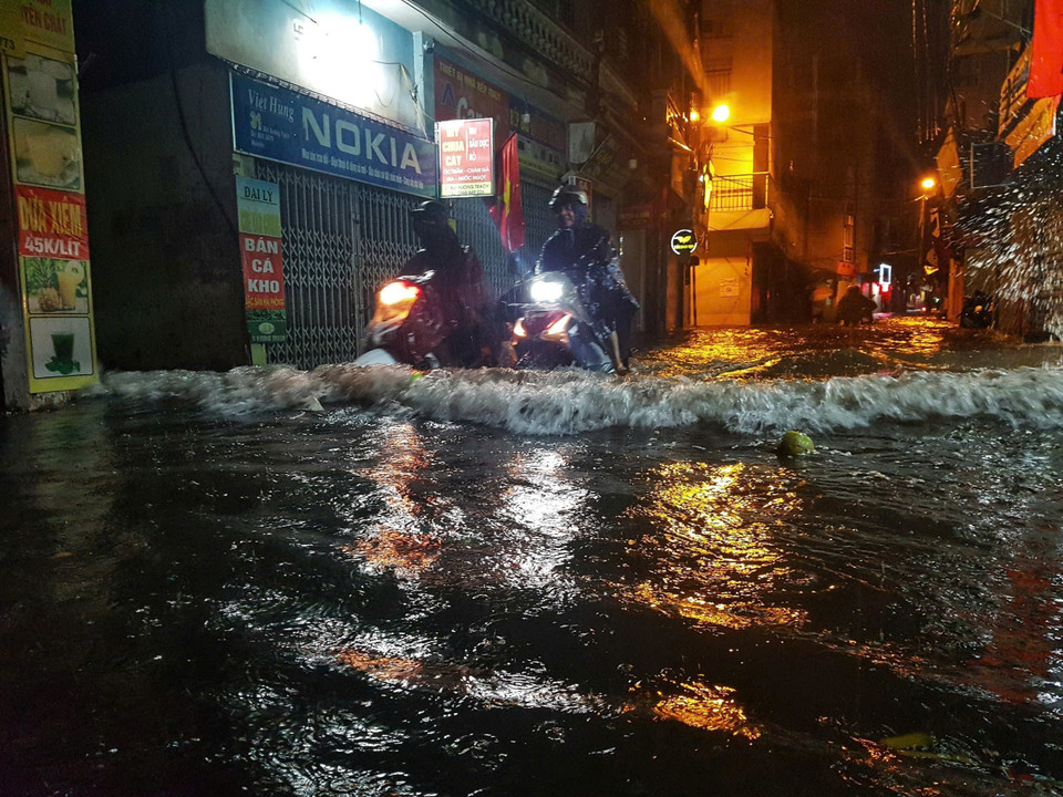 Phố Bùi Xương Trạch, quận Thanh Xuân ngập sâu do lượng mưa quá lớn. (Ảnh: Phan Tuấn Anh/TTXVN)