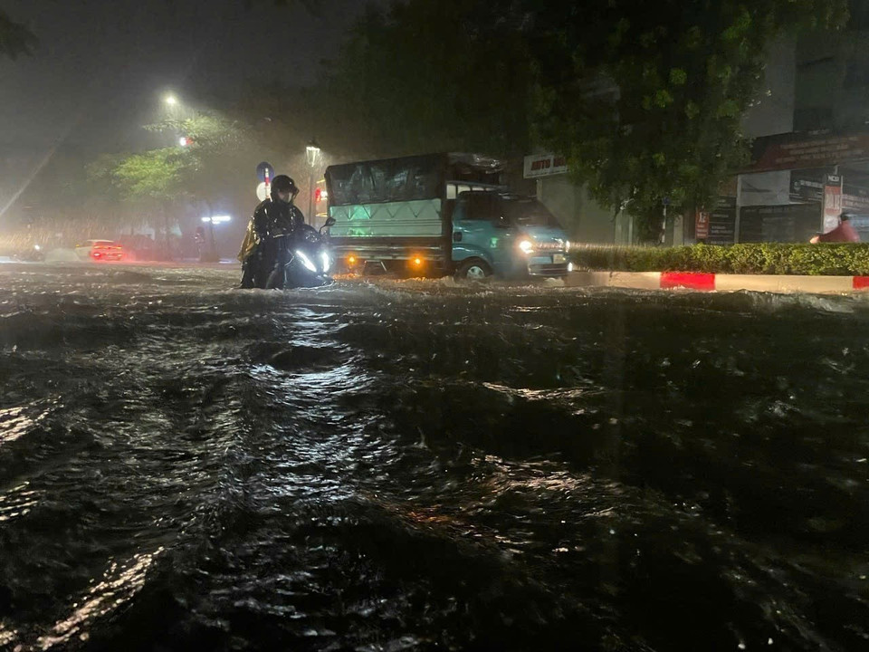 Nhiều đoạn đường ngập sâu do lượng mưa quá lớn. (Ảnh: An Đăng/TTXVN)