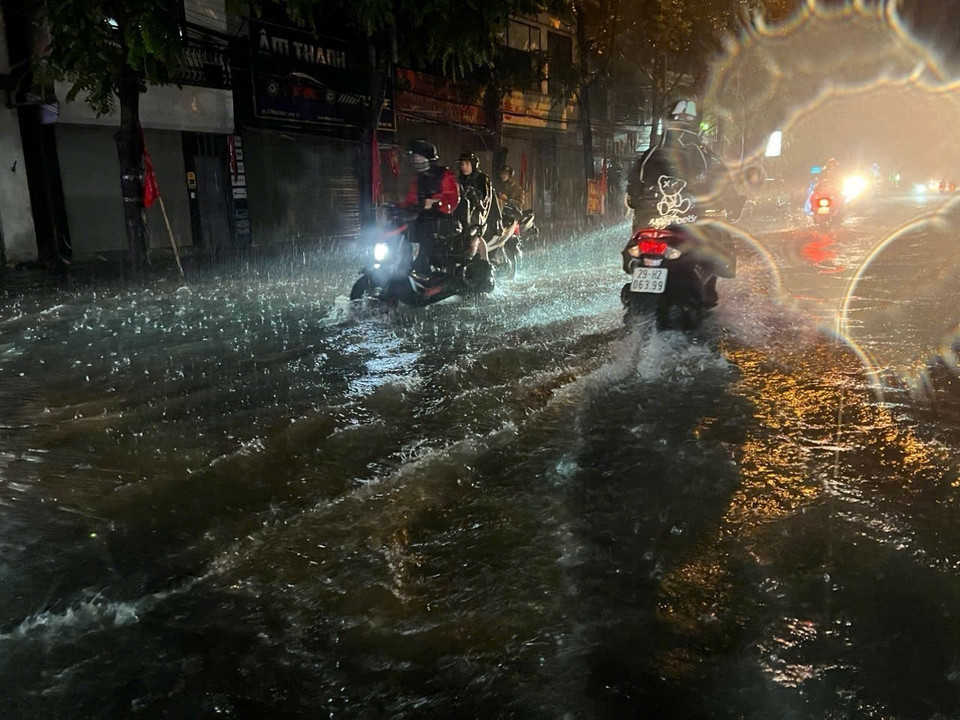 Người dân di chuyển khó khăn trên phố Dương Văn Bé, quận Hoàng Mai. (Ảnh: Phạm Kiên/TTXVN)