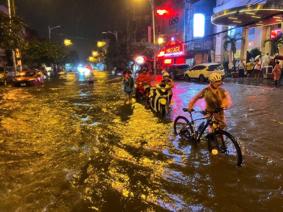 Mưa lớn gây ngập nặng tại dốc Minh Khai, quận Hai Bà Trưng. (Ảnh: Phạm Kiên/TTXVN)
