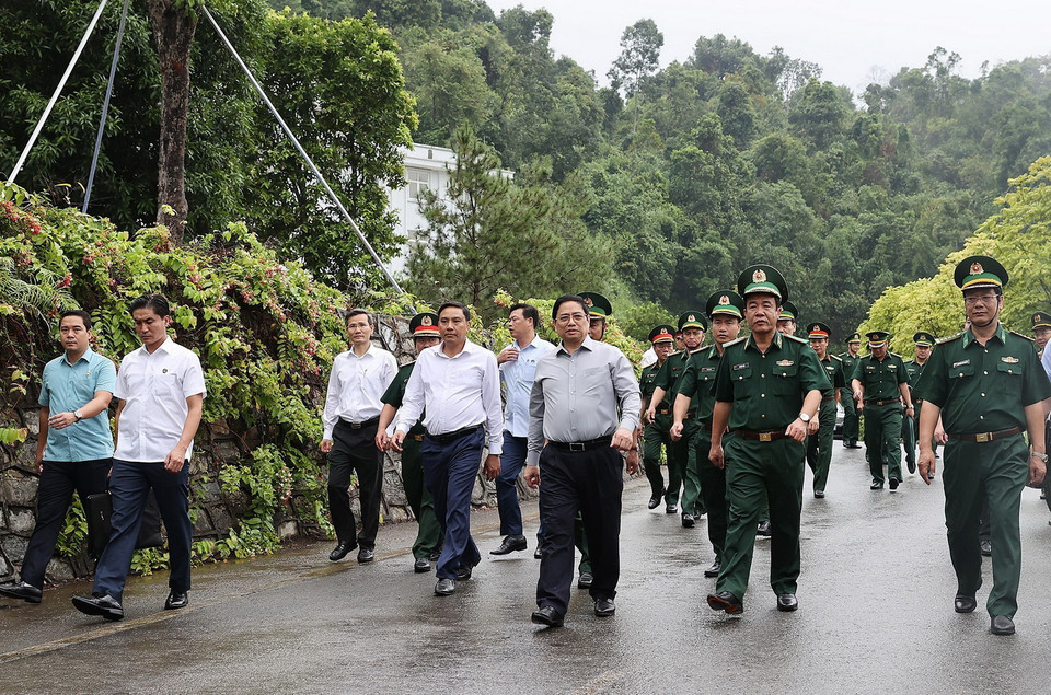 Thủ tướng Phạm Minh Chính thăm Bộ Chỉ huy Bộ đội Biên phòng tỉnh Lào Cai. (Ảnh: Dương Giang/TTXVN)