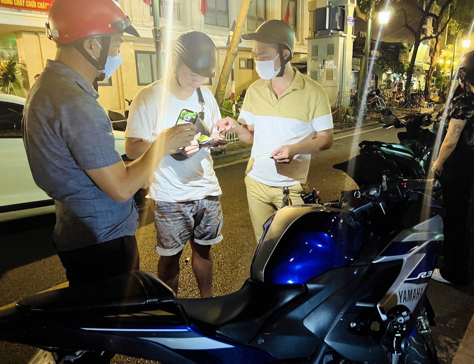 Một trường hợp sử dụng phương tiện phân khối lớn "độ pô" bị lực tổ công tác Y1/141 kiểm tra và bàn giao cho Công an phường Tràng Tiền xử lý theo quy định. (Ảnh: Phạm Kiên/TTXVN)