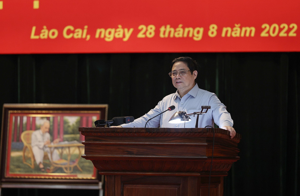 Thủ tướng Phạm Minh Chính động viên, giao nhiệm vụ cho cán bộ, chiến sỹ Bộ Chỉ huy Bộ đội Biên phòng tỉnh Lào Cai. (Ảnh: Dương Giang/TTXVN)