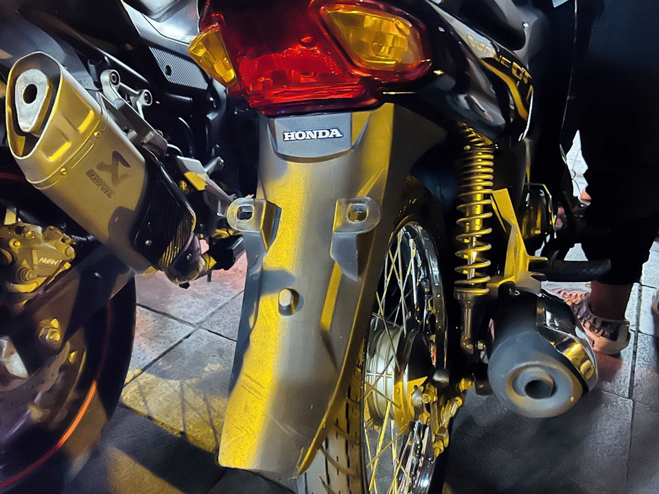 Nhiều thanh niên điều khiển phương tiện đã tháo bỏ hoặc dán che biển kiểm soát điều khiển xe với tốc độ cao, lạng lách, đánh võng, bốc đầu, đua xe trái phép... nhằm qua mắt lực lượng chức năng. (Ảnh: Phạm Kiên/TTXVN)