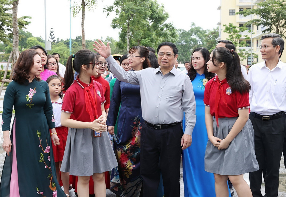 Thủ tướng Phạm Minh Chính với giáo viên, học sinh cụm liên trường thành phố Lào Cai. (Ảnh: Dương Giang/TTXVN)