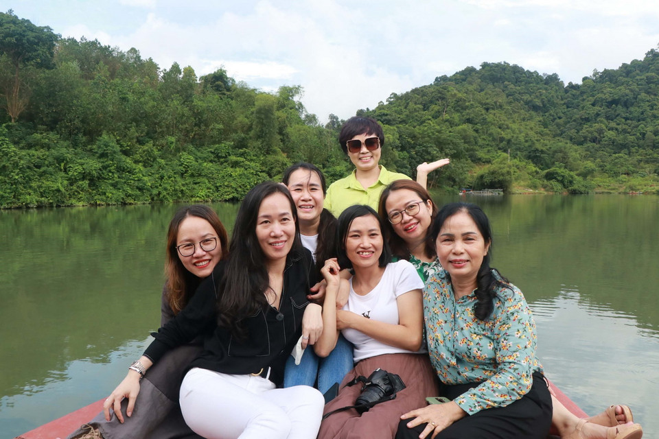 Du khách thăm quan du lịch trên dòng sông Giăng. (Ảnh: Nguyễn Văn Nhật/TTXVN)