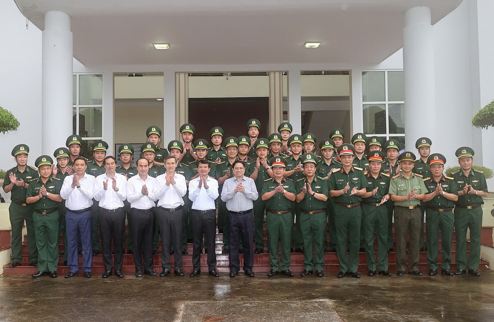 Thủ tướng Phạm Minh Chính với cán bộ, chiến sỹ Bộ Chỉ huy Bộ đội Biên phòng tỉnh Lào Cai. (Ảnh: Dương Giang/TTXVN)