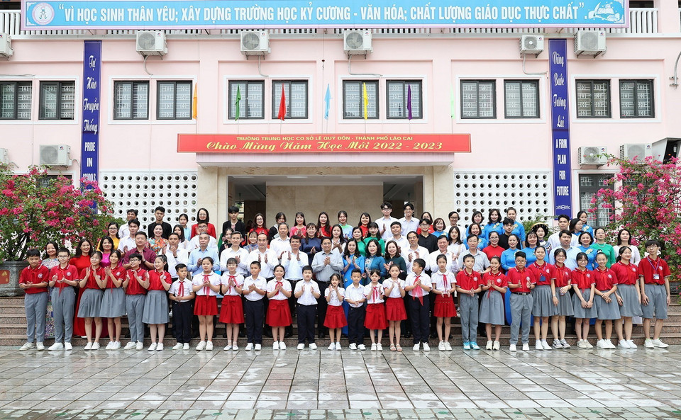 Thủ tướng Phạm Minh Chính chụp ảnh lưu niệm cùng giáo viên, học sinh cụm liên trường thành phố Lào Cai. (Ảnh: Dương Giang/TTXVN)