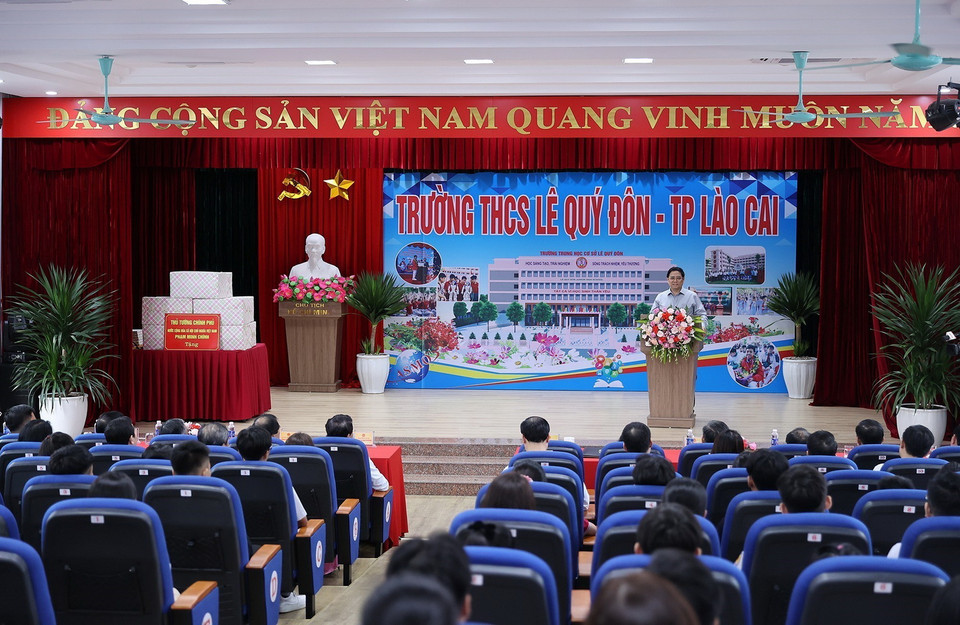 Thủ tướng Phạm Minh Chính phát biểu với giáo viên, học sinh cụm liên trường học thành phố Lào Cai. (Ảnh: Dương Giang/TTXVN)
