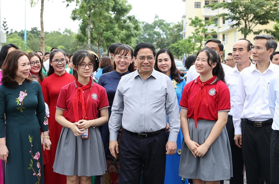 Thủ tướng Phạm Minh Chính và giáo viên, học sinh cụm liên trường thành phố Lào Cai. (Ảnh: Dương Giang/TTXVN)