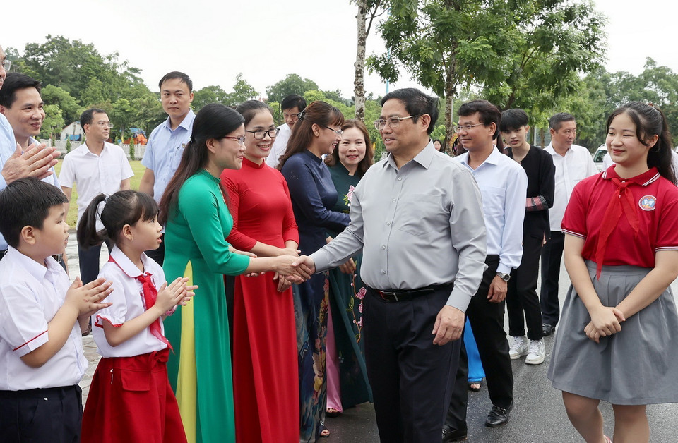 Thủ tướng và giáo viên, học sinh cụm liên trường thành phố Lào Cai. (Ảnh: Dương Giang/TTXVN)