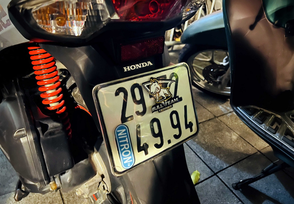 Nhiều thanh niên điều khiển phương tiện đã tháo bỏ hoặc dán che biển kiểm soát điều khiển xe với tốc độ cao, lạng lách, đánh võng, bốc đầu, đua xe trái phép... nhằm qua mắt lực lượng chức năng. (Ảnh: Phạm Kiên/TTXVN)