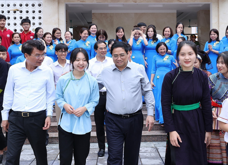Thủ tướng Phạm Minh Chính với học sinh cụm liên trường thành phố Lào Cai. (Ảnh: Dương Giang/TTXVN)