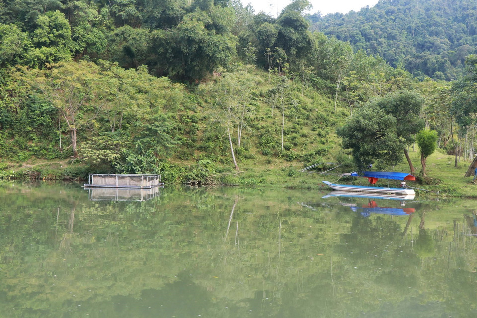 Cảnh quan cây xanh yên bình trên sông Giăng là nơi thu hút du khách đến thăm quan. (Ảnh: Nguyễn Văn Nhật/TTXVN)