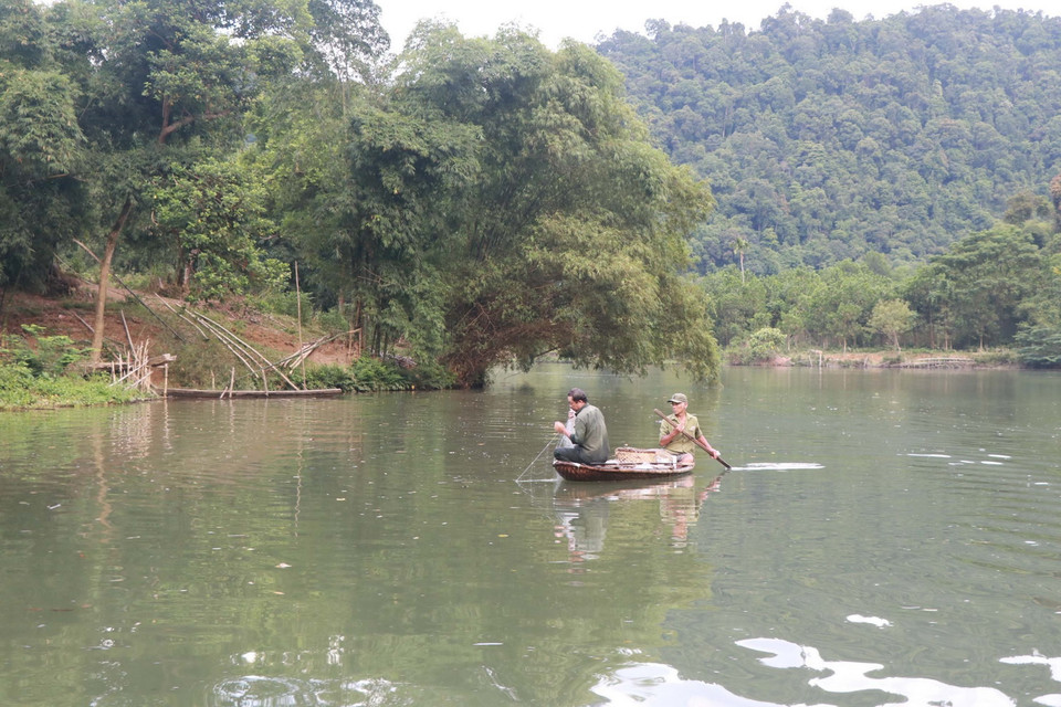  Người dân có nhiều hoạt động mưu sinh trên sông Giăng, tỉnh Nghệ An để kiếm thêm thu nhập phục vụ cuộc sống gia đình. (Ảnh: Nguyễn Văn Nhật/TTXVN)