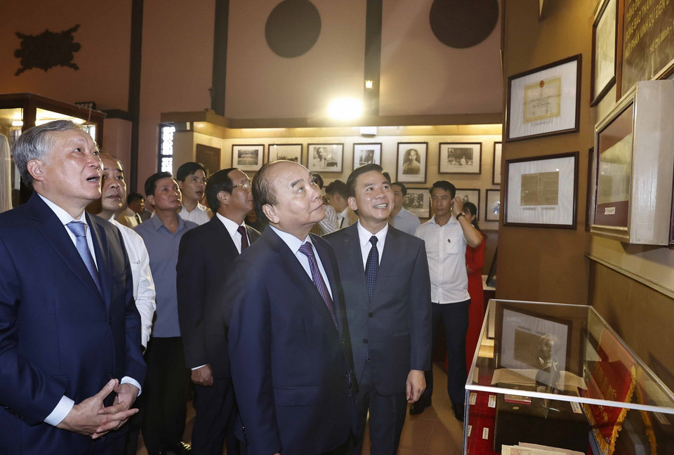 Chủ tịch nước Nguyễn Xuân Phúc thăm quan Khu văn hóa tưởng niệm Bác Hồ tại Thanh Hóa. (Ảnh: Thống Nhất/TTXVN) 