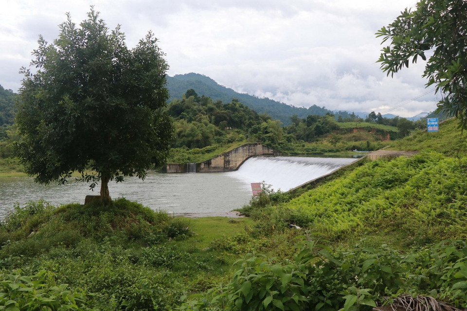  Lợi dụng dòng chảy của sông Giăng, tỉnh Nghệ An, chính quyền địa phương còn xây dựng đập thủy lợi phục vụ ngăn lũ và cung cấp nước cho sản xuất nông nghiệp. (Ảnh: Nguyễn Văn Nhật/TTXVN)