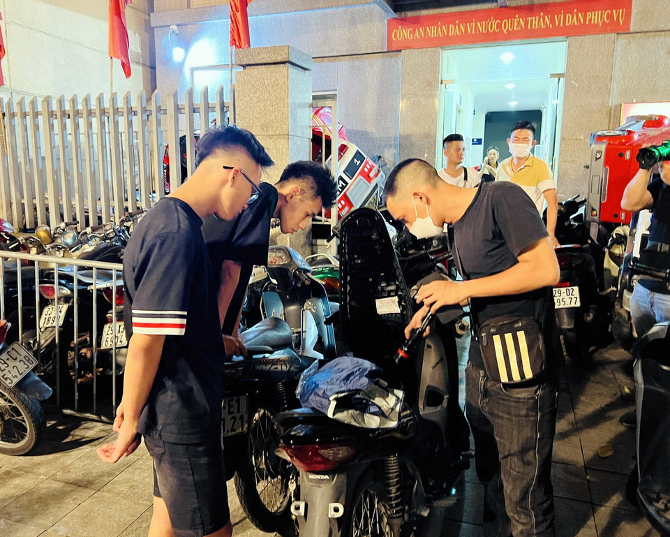 Tổ công tác 141 hóa trang kiểm tra và xử lý nhiều thanh niên điều khiển xe với tốc độ cao, lạng lách, đánh võng. (Ảnh: Phạm Kiên/TTXVN)