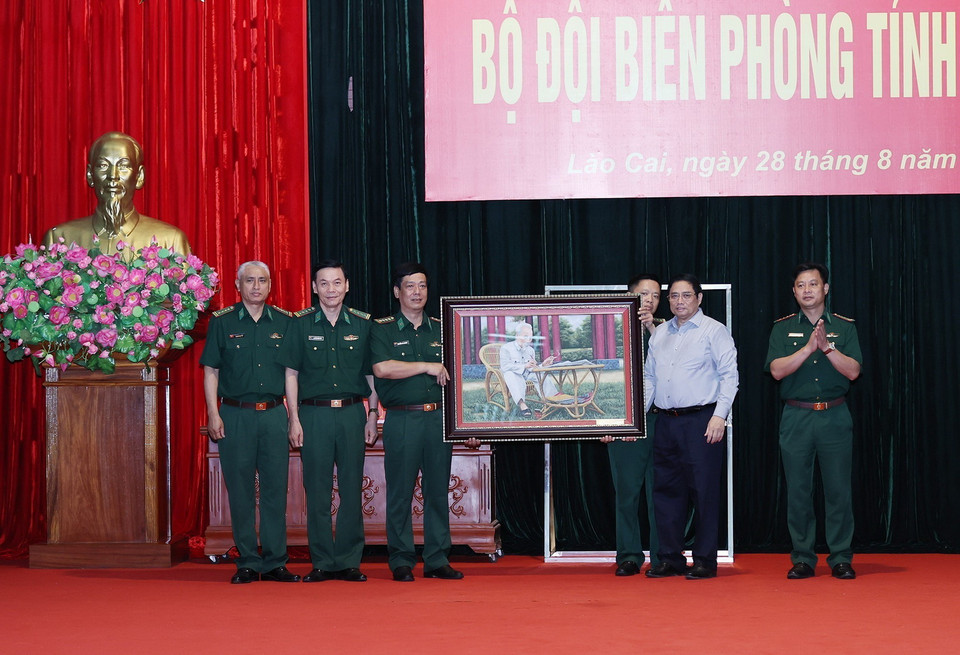 Thủ tướng Phạm Minh Chính tặng bức ảnh chân dung Chủ tịch Hồ Chí Minh cho Bộ Chỉ huy Bộ đội Biên phòng tỉnh Lào Cai. (Ảnh: Dương Giang/TTXVN)
