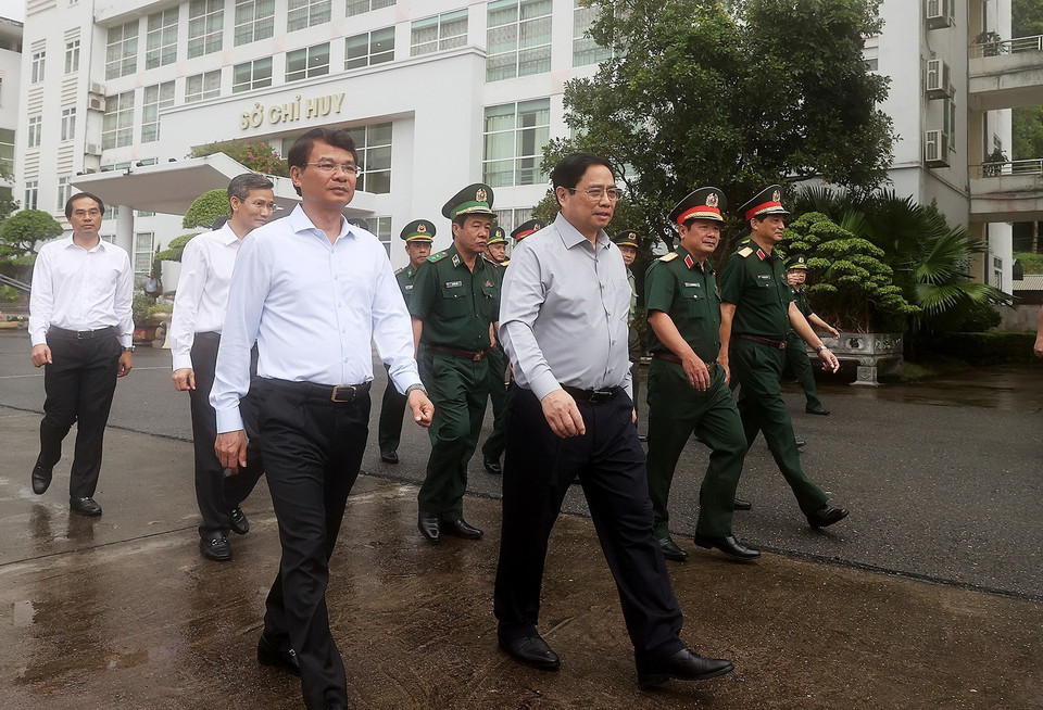 Thủ tướng thăm Bộ Chỉ huy Bộ đội Biên phòng tỉnh Lào Cai. (Ảnh: Dương Giang/TTXVN)