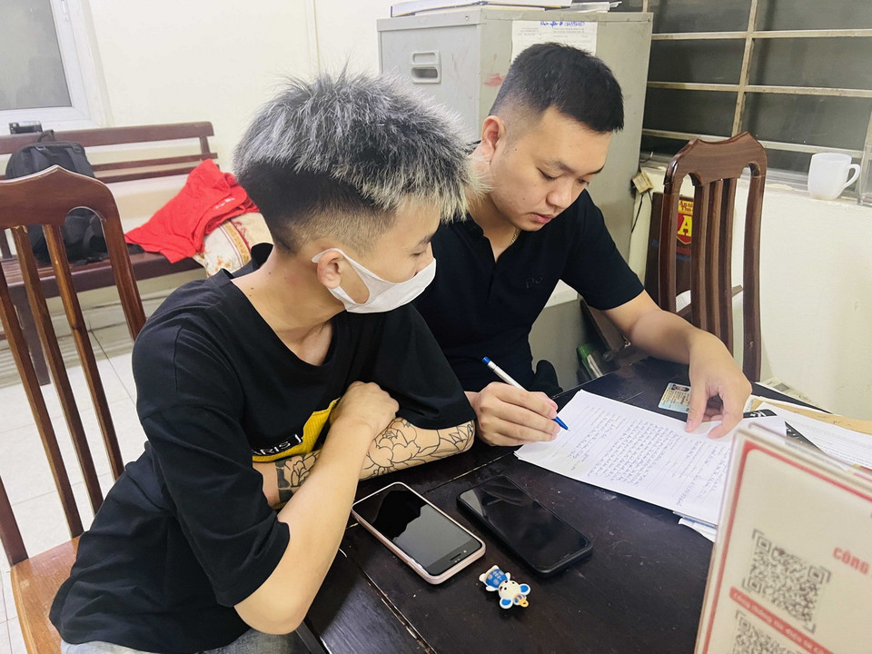 Các trường hợp vi phạm sẽ bị tổ công tác liên ngành 141 bàn giao cho Công an phường sở tại xử lý theo pháp luật. (Ảnh: Phạm Kiên/TTXVN)