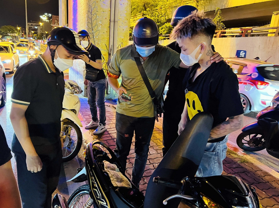 Một trường hợp có biểu hiện đi xe tốc độ cao, lạng lách đánh võng đã bị tổ công tác Y1/141 bí mật theo dõi và bắt giữ bàn giao về Công an phường Phúc Tân xử lý. (Ảnh: Phạm Kiên/TTXVN)