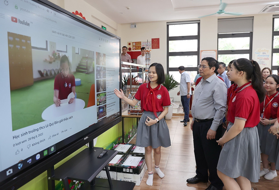 Thủ tướng Phạm Minh Chính thăm cơ sở vật chất cụm liên trường học thành phố Lào Cai. (Ảnh: Dương Giang/TTXVN)