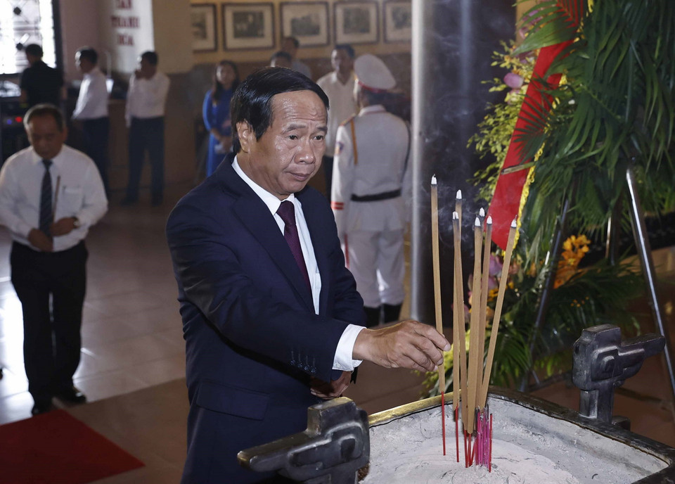 Phó Thủ tướng Lê Văn Thành dâng hương tại Khu văn hoá tưởng niệm Bác Hồ. (Ảnh: Thống Nhất/TTXVN)