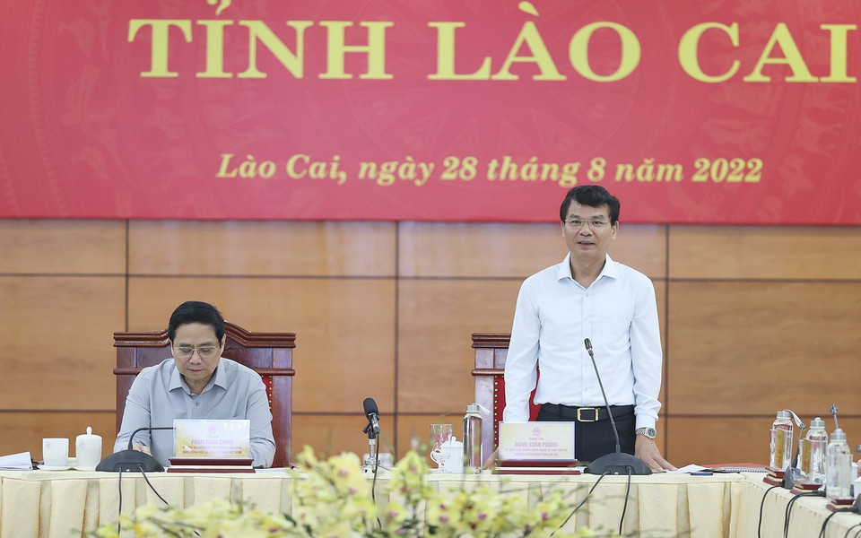 Bí thư Tỉnh ủy Lào Cai Đặng Xuân Phong báo cáo tình hình kinh tế-xã hội của địa phương. (Ảnh: Dương Giang/TTXVN)