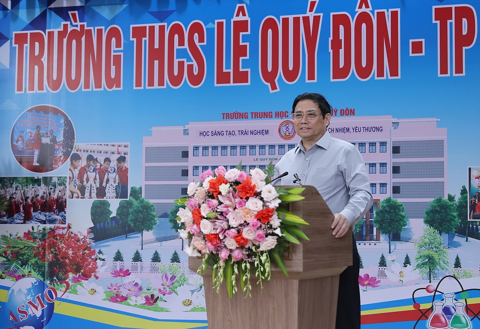 Thủ tướng Phạm Minh Chính phát biểu động viên, chúc mừng giáo viên, học sinh cụm liên trường học thành phố Lào Cai. (Ảnh: Dương Giang/TTXVN)