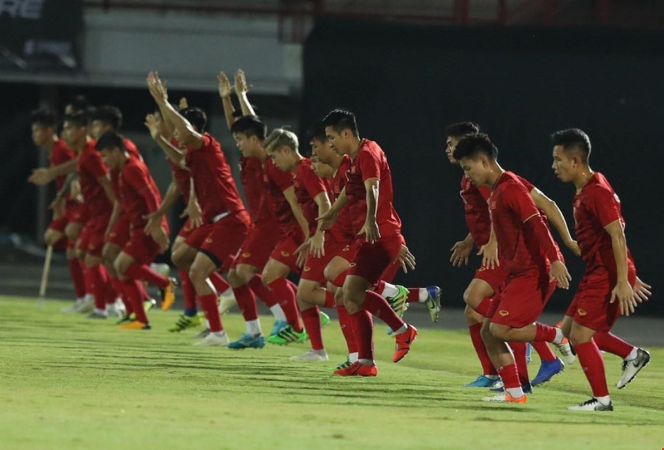 Các tuyển thủ Việt Nam khởi động. (Ảnh: Hoàng Linh/TTXVN)