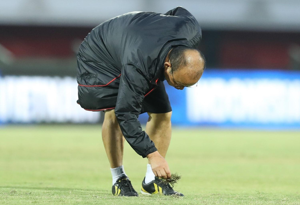 Huấn luyện viên Park Hang Seo đích thân dặm lại mặt cỏ trên sân Kapten I Wayan Dipta. (Ảnh: Hoàng Linh/TTXVN)