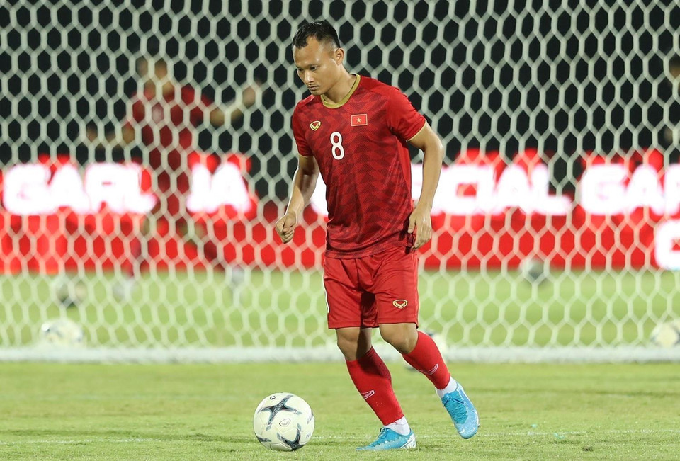 Tiền vệ Nguyễn Trọng Hoàng tập luyện với bóng. (Ảnh: Hoàng Linh/TTXVN)