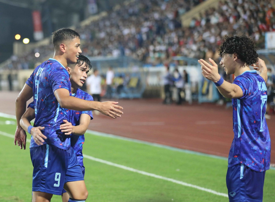 Các cầu thủ U23 Thái Lan ăn mừng bàn thắng mở tỷ số của tiền vệ Benjamin James Davis (17) ở phút 45+1. (Ảnh: Thanh Tùng/TTXVN)