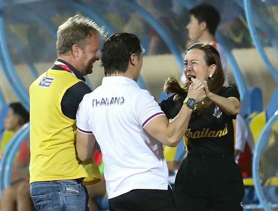 Nữ trưởng đoàn bóng đá Thái Lan Madam Pang cùng huấn luyện viên trưởng Mano Polking và Ban huấn luyện U23 Thái Lan ăn mừng bàn thắng thứ 5. (Ảnh: Thanh Tùng/TTXVN)