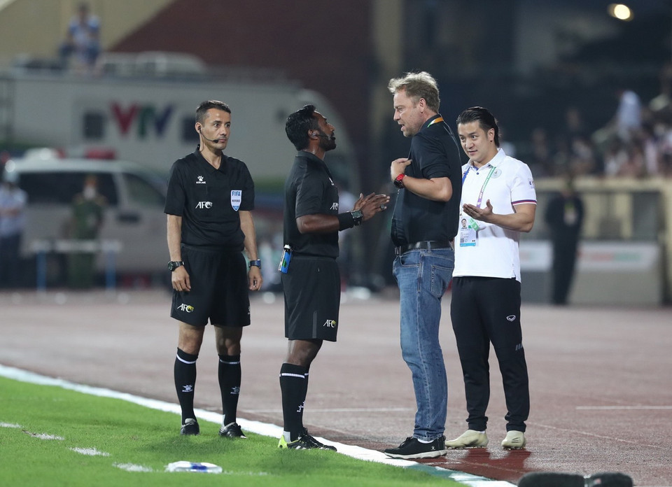 Trọng tài Adam Fazeel nhắc nhở HLV trưởng U23 Thái Lan Mano Polking vì không thực hiện quy định mặc áo bib. (Ảnh: Hoàng Linh/TTXVN)