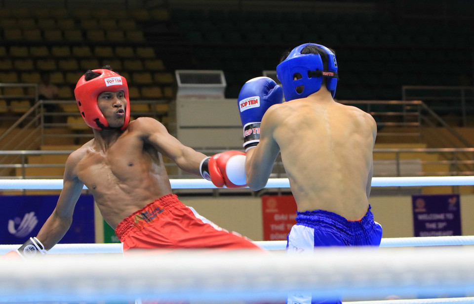 Kham Khlaneang (đội Campuchia, đỏ) và Masdor Mohammad-Rifdean (đội Malaysia, xanh) ở nội dung Full Contact hạng cân dưới 51kg với tỷ số 0-3. (Ảnh: Thái Hùng/TTXVN)