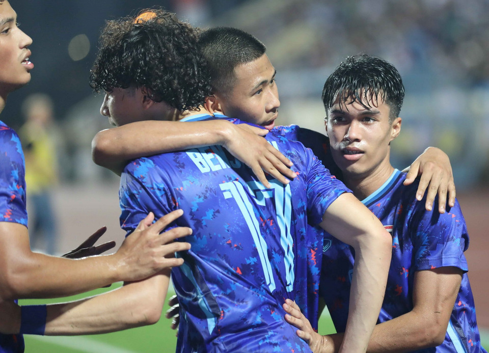 Các cầu thủ U23 Thái Lan ăn mừng bàn thắng mở tỷ số của tiền vệ Benjamin James Davis (17) ở phút 45+1. (Ảnh: Thanh Tùng/TTXVN)