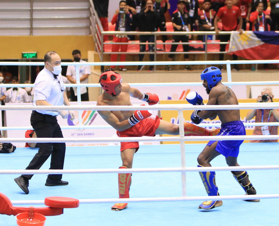 Vận động viên Antonio Honorio-Banario của đội Philippines (đỏ) và vận động viên Tanoi Yermias-Yohanes đội Indonesia (xanh) ở nội dung Low Kick, hạng cân dưới 71kg với tỷ số 3-0. (Ảnh: Thanh Thương/TTXVN)