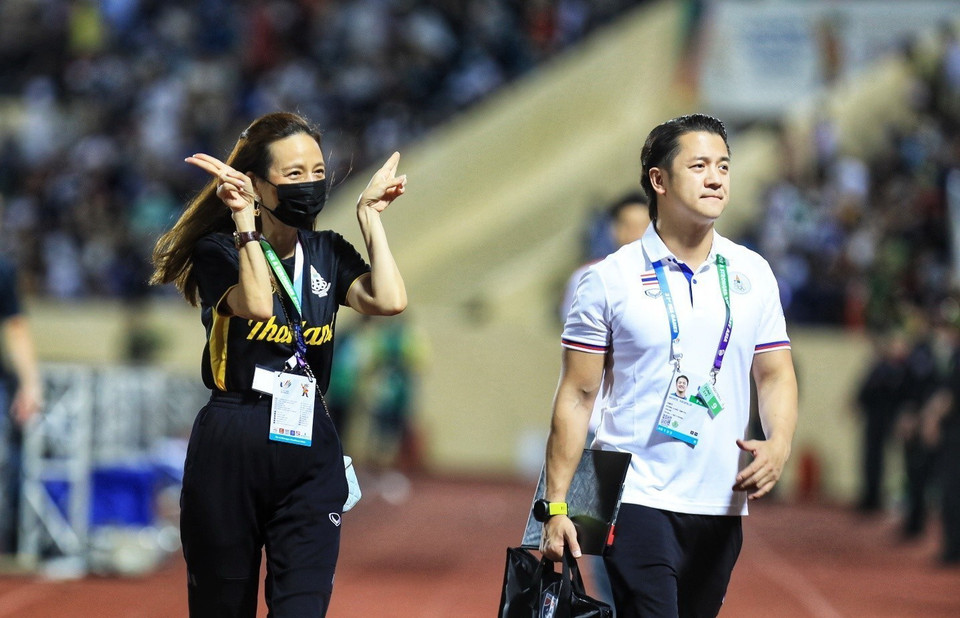 Nữ trưởng đoàn bóng đá Thái Lan Madam Pang bày tỏ tình cảm thân thiện với cổ động viên trên sân vận động Thiên Trường. (Ảnh: Tuấn Anh/TTXVN)